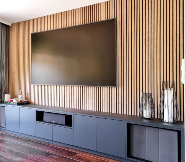 Wohnwand in schwarz mit Holzpaneelen